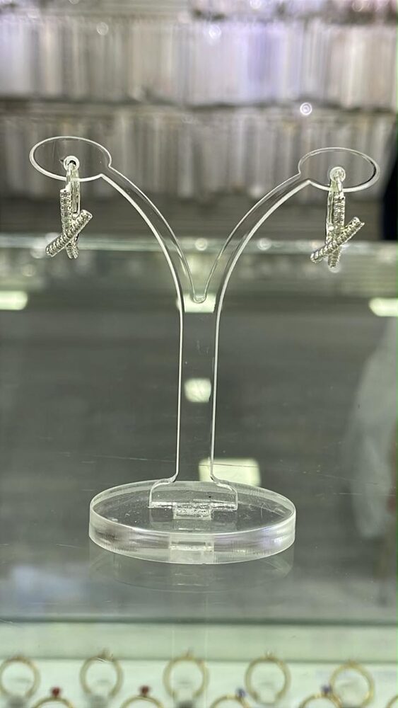 Aros de aro con dije de cruz de strass