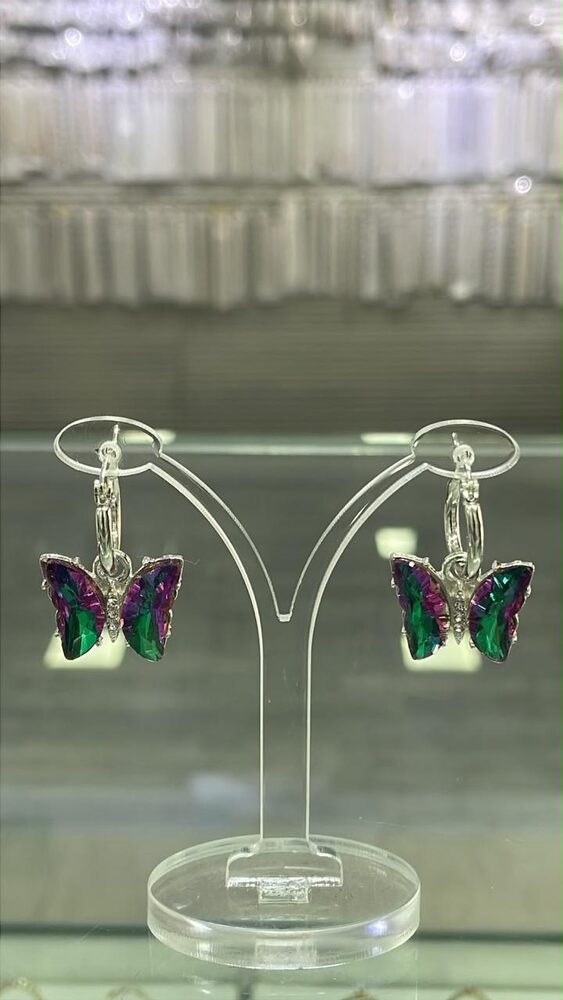 Aros colgantes con mariposa verde y violeta